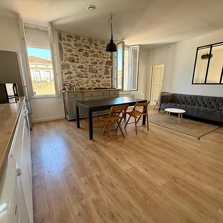 Authentic Neighborhood! Lägenhet